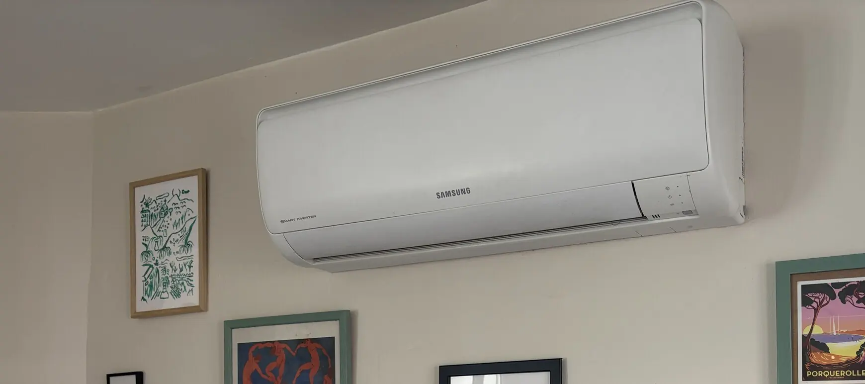 Unité intérieure de climatisation murale dans un séjour, après nettoyage en profondeur