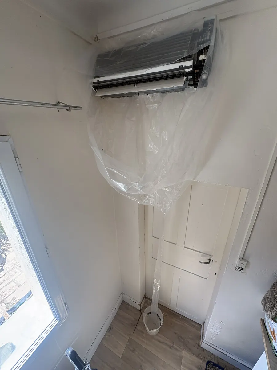 Pièce protégée par une bâche avant le démontage de la climatisation